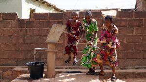 Malawi children pumping water