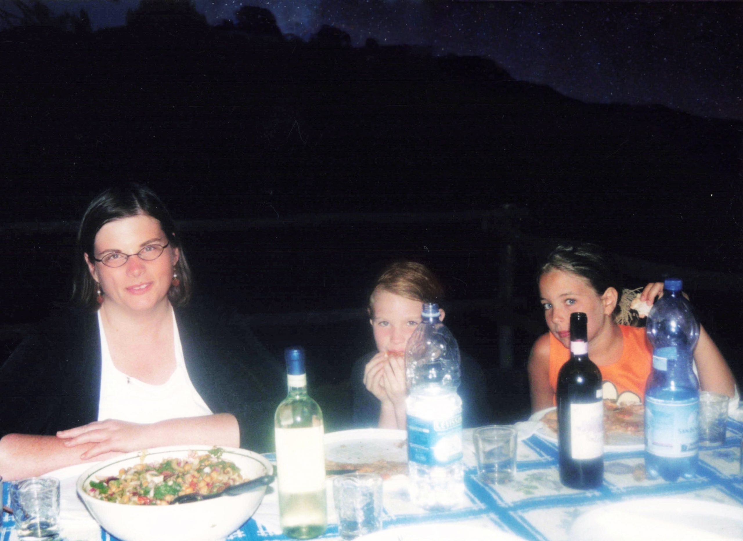 Trying my first delicious bite of pizza from the outdoor wood-fired oven with Valentina and my mom.